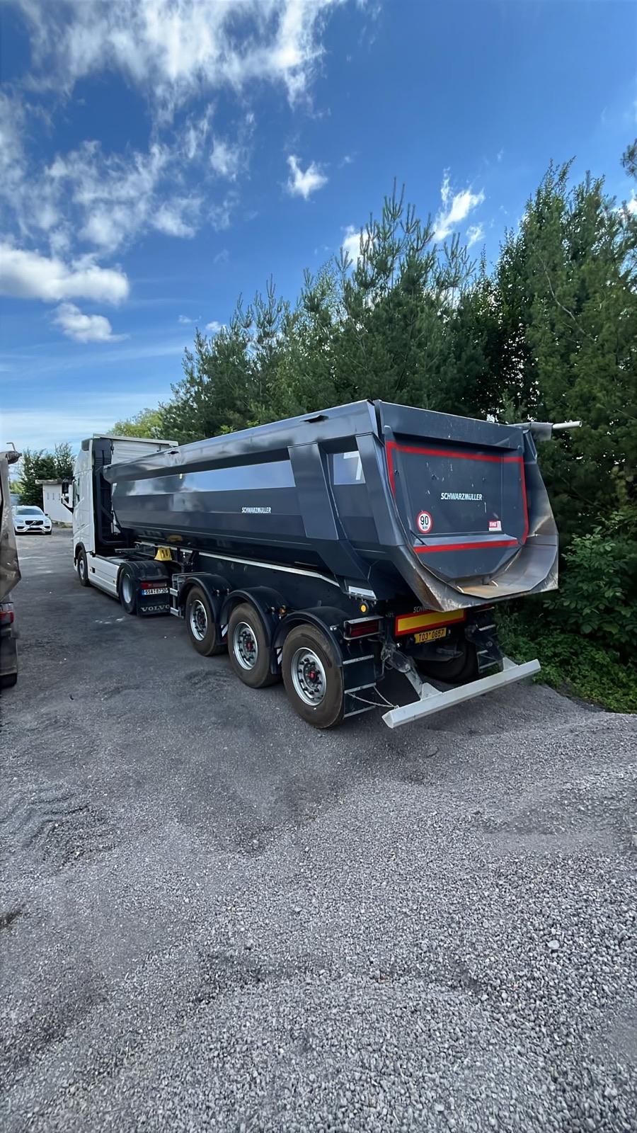 Volvo FH se sklápěcím návěsem Schwarzmüller